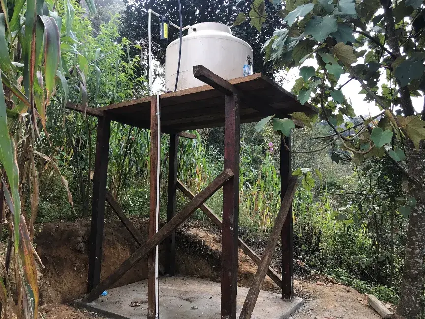 Construcción de una fuente de agua potable en una comunidad.