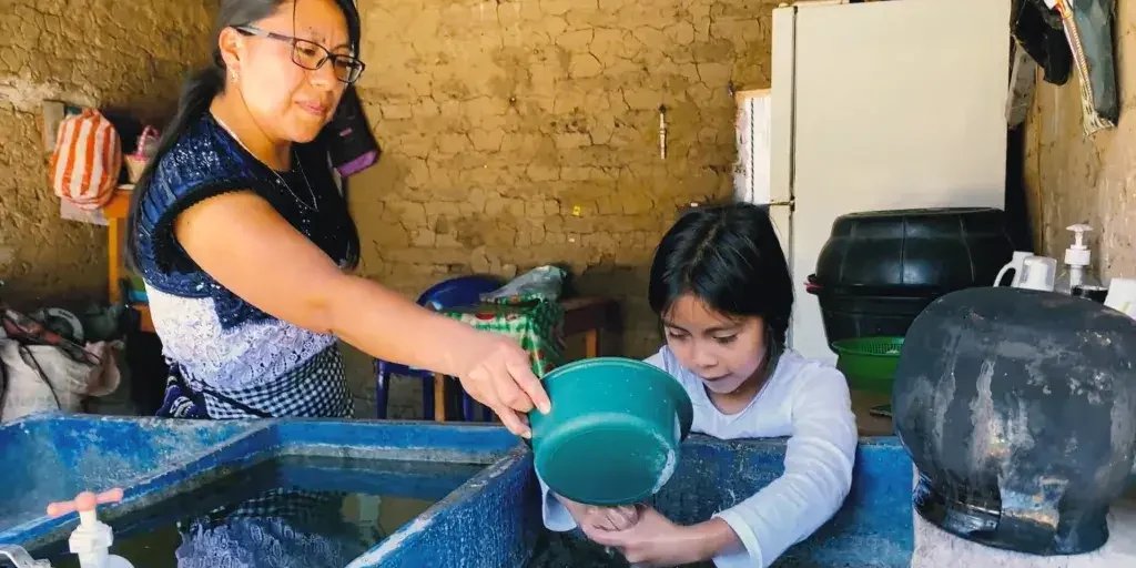 Familia de llano grande usando agua potable